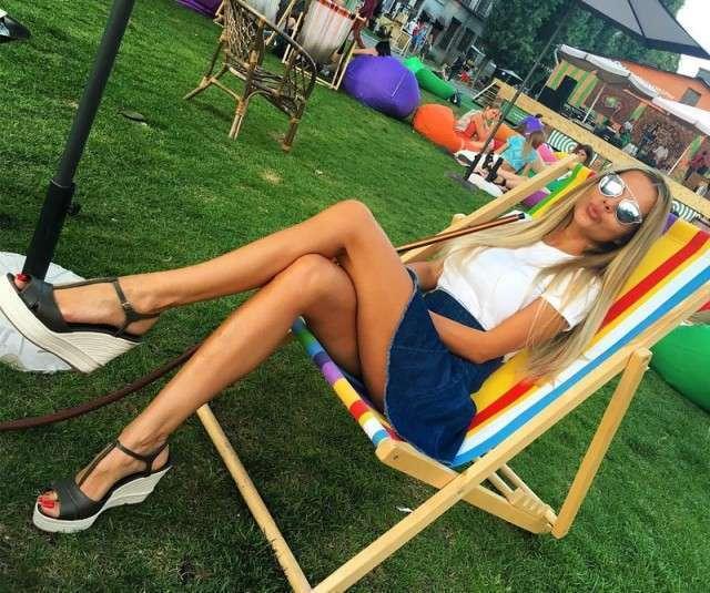 Сидит в шезлонге