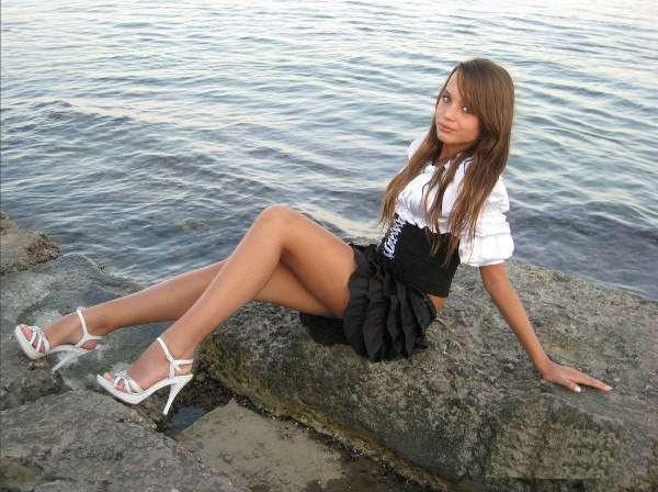 Девушка на камушке