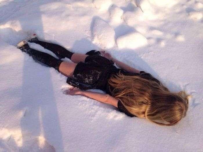 Девушка в шортах на снегу