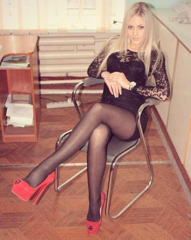 Блондиночка в черном платье