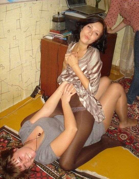 Девушки озорничают