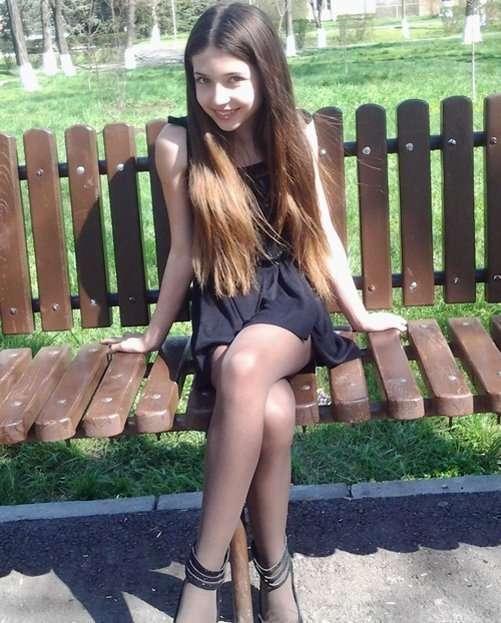 Девченка на скамейке