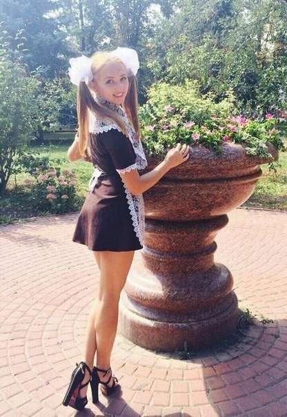 Школьница в коротеньком платьице 