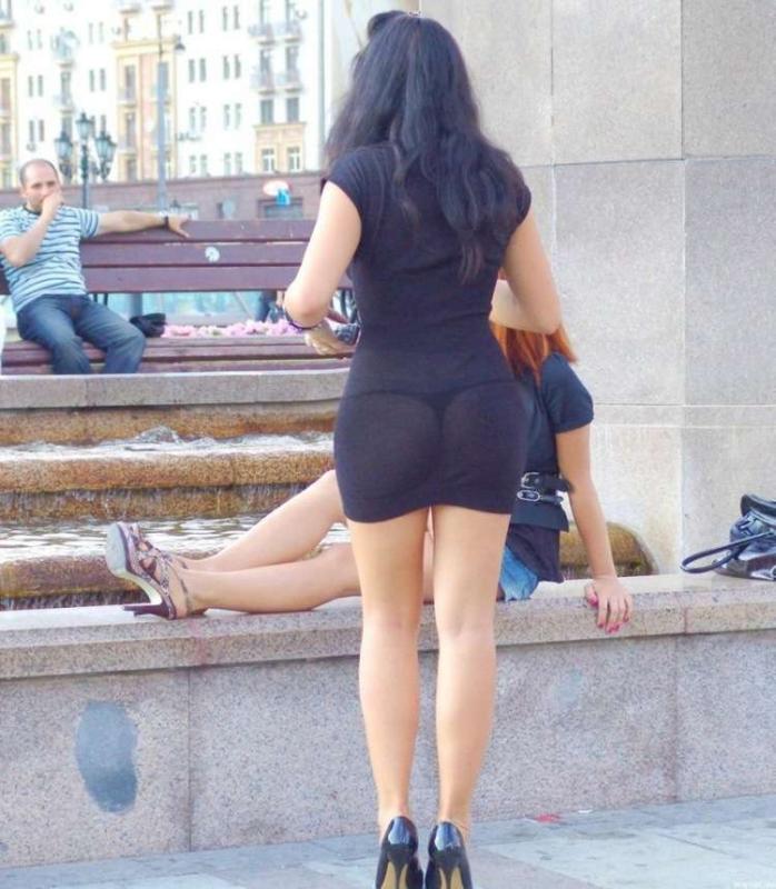 Прозрачное черное платье едва-ли что-то скрывает