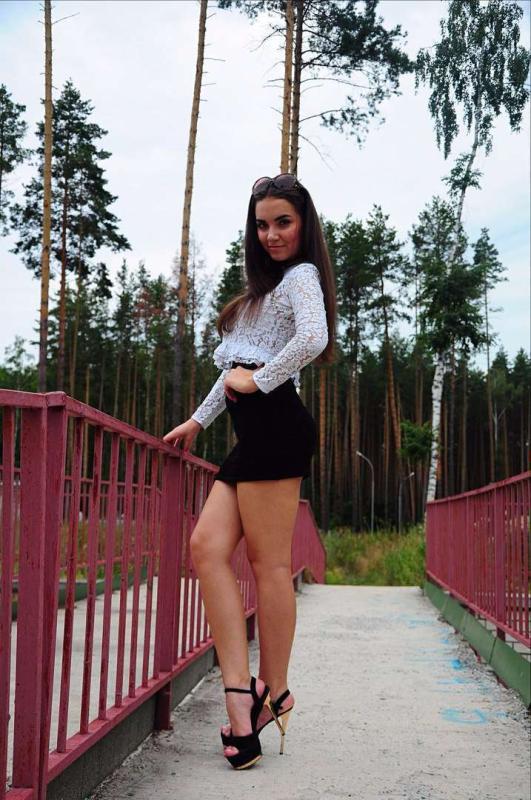 Кружевная блузочка и шикарные ножки на высоких каблучках