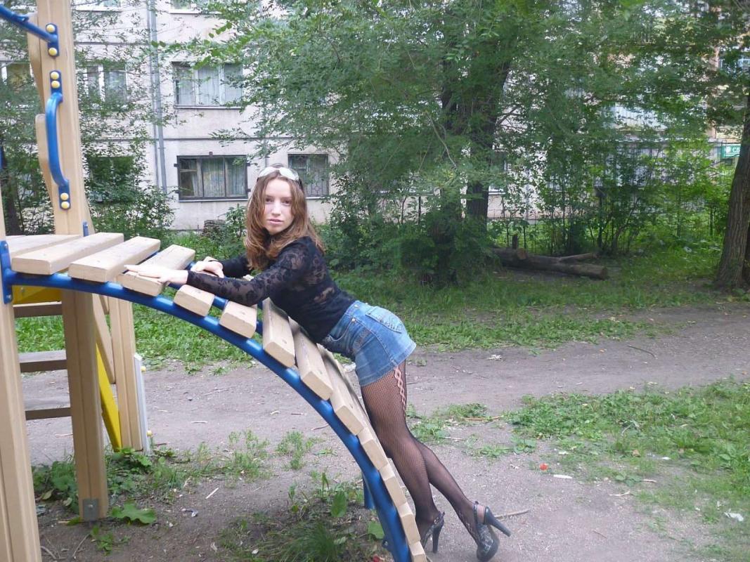 Джинсовая юбочка и колготки в сеточку