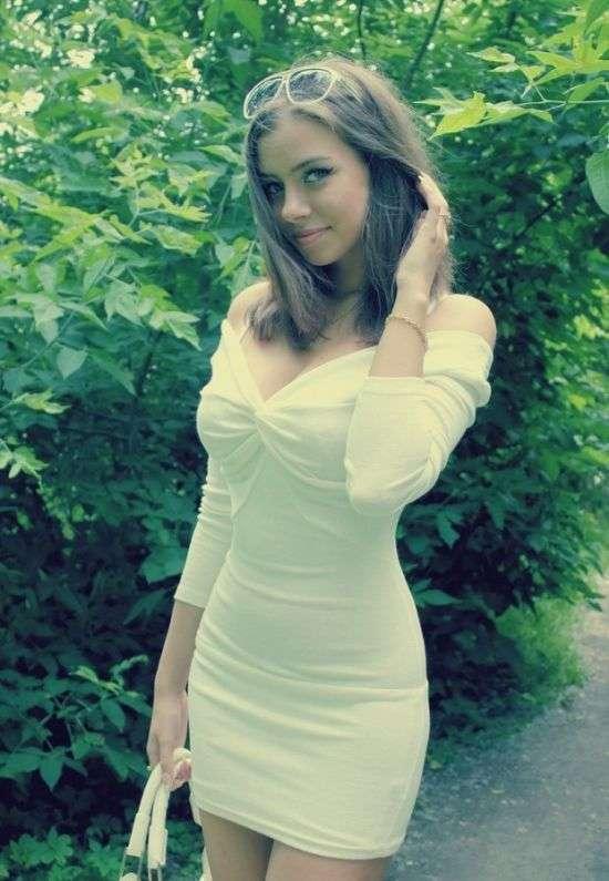 Красивая девушка в белом платье