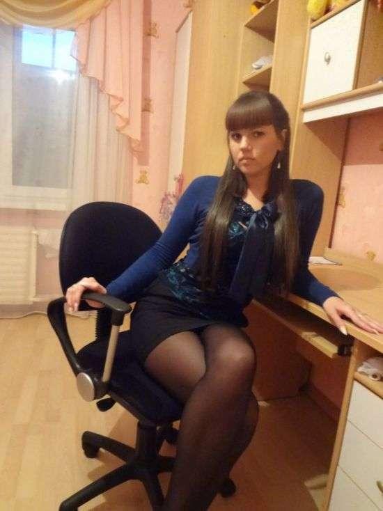 В короткой черной юбке