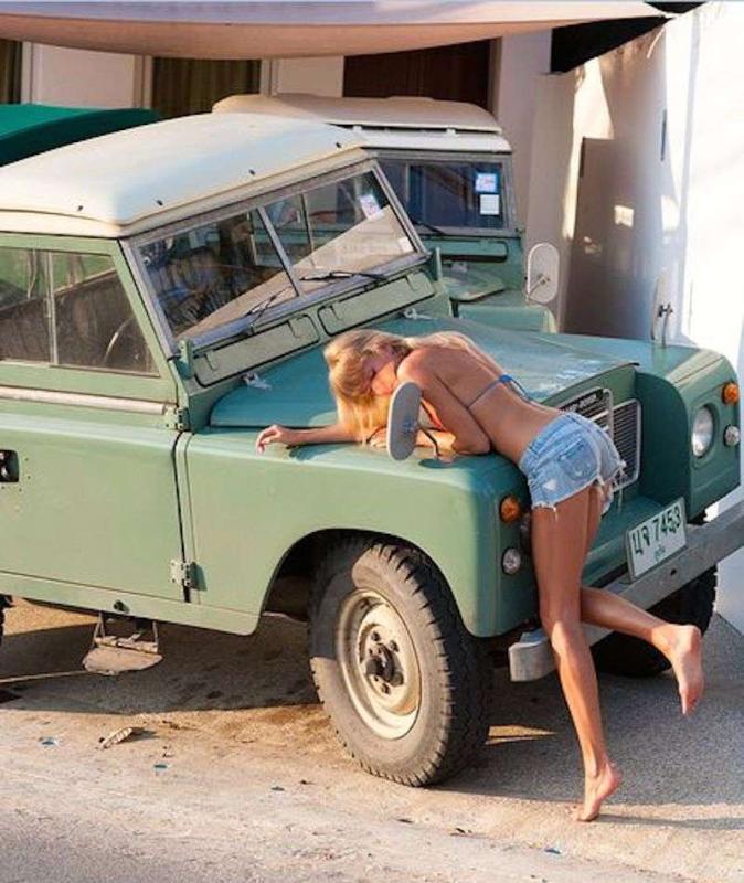 Смотрит в зеркало автомобиля