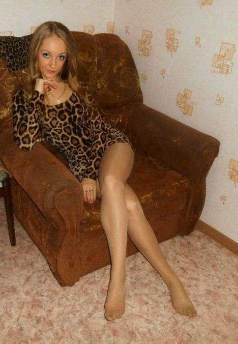 Девушка в кресле