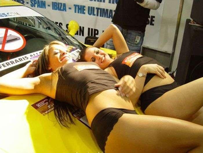 Девушки лежат на капоте