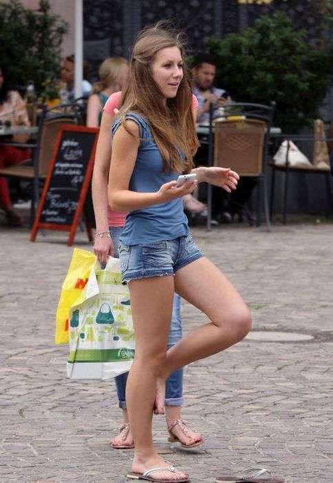 В шлепках