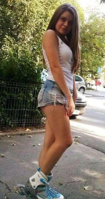 Девушка на роликах