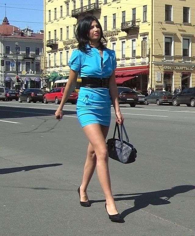 Красотка по городу идет