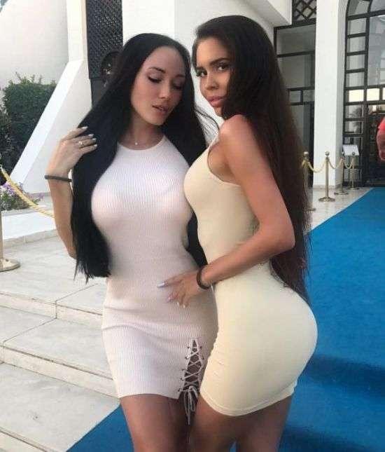 Девушки в коротких платьях