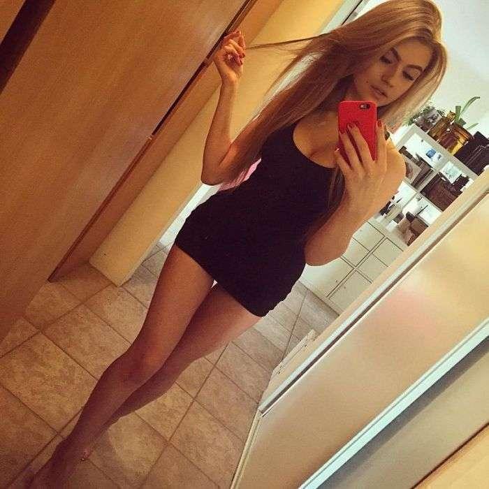 Девушка в коротком черном платье