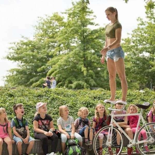 Кажется, она не умеет кататься на велосипеде...