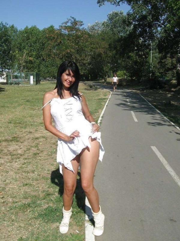 В белом платье