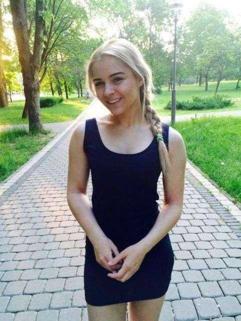 Светлая девушка с косичкой
