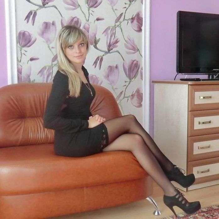 Девушка в коротком платье