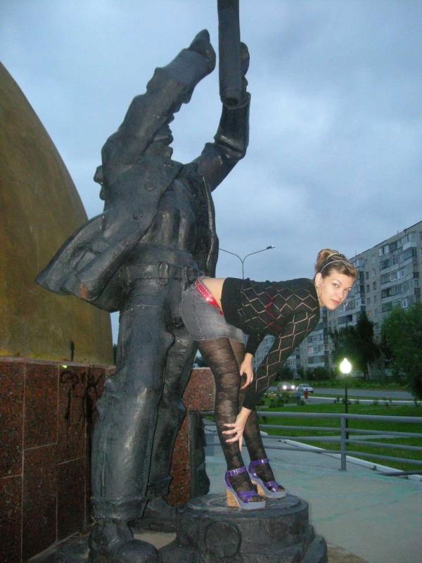 По-моему, она неверно понимает предназначение памятников