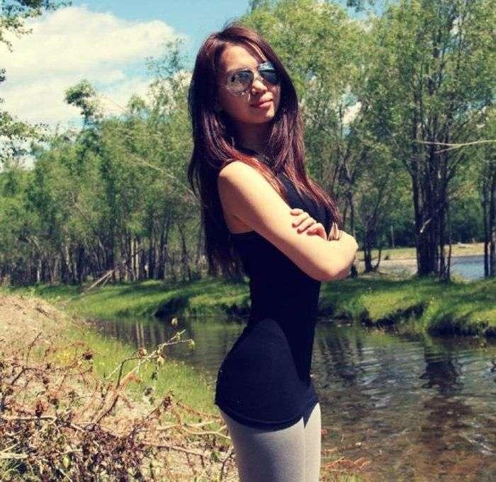 В коротком платье