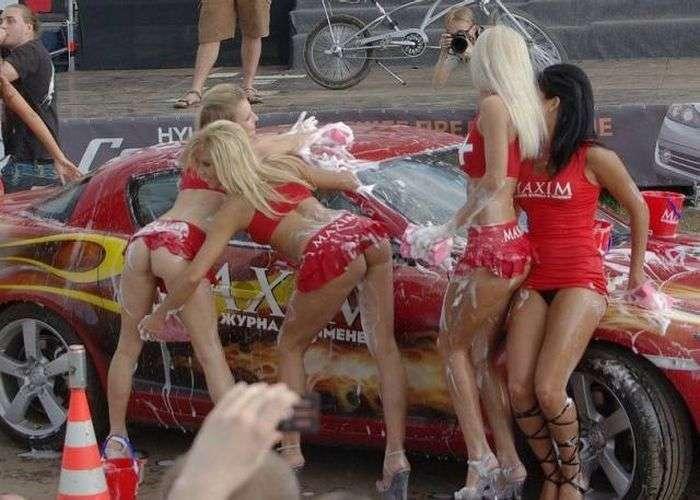 Мокренькие девушки моют машину
