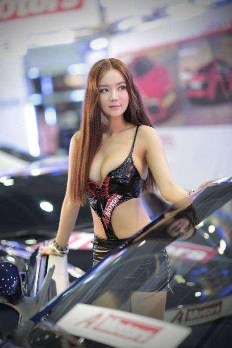 Азиаточка на автовыставке