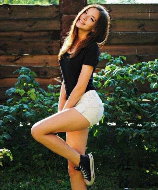 Девушка в белых шортах