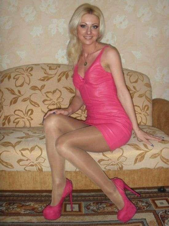 Блондинка в ярком платье
