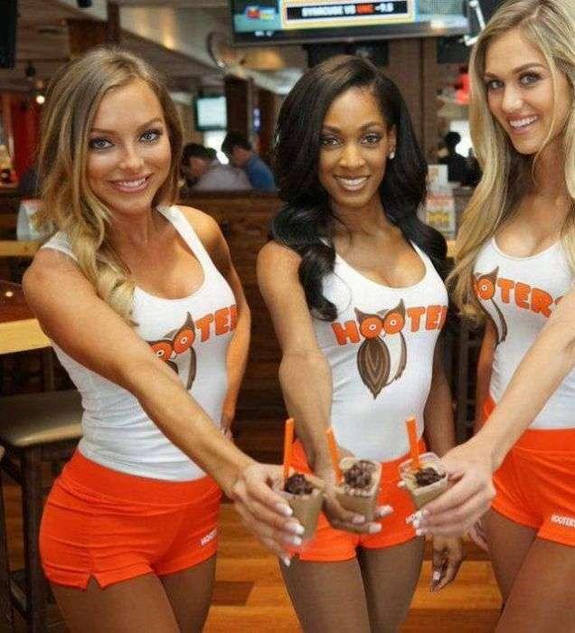 Девушки из ресторана HOOTERS