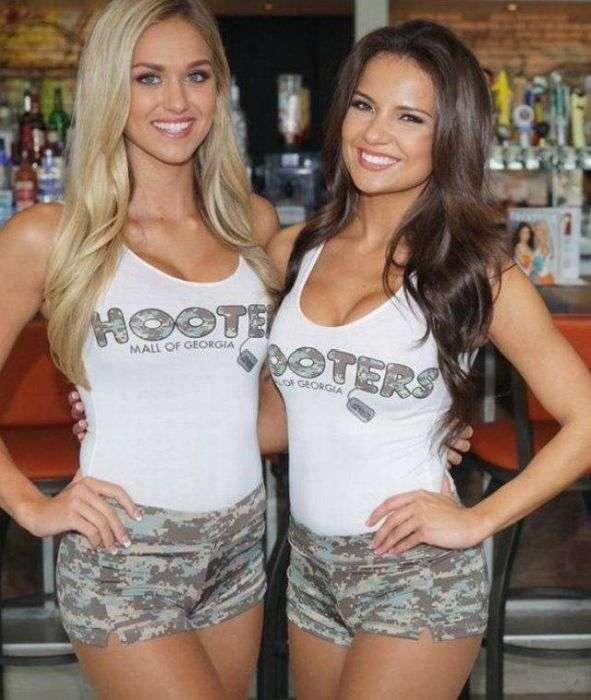 Девушки из ресторана HOOTERS