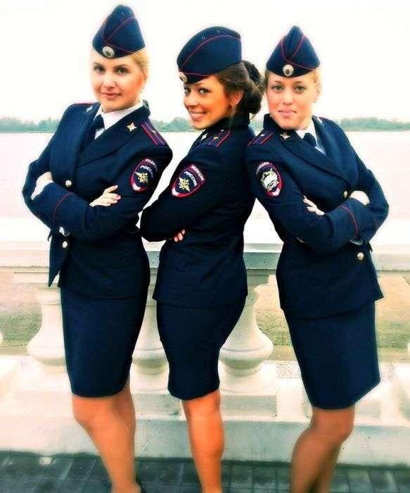 Девушки в форме