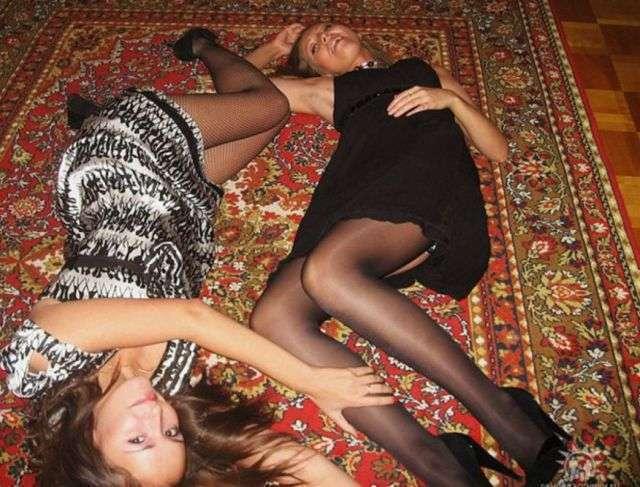 Девушки лежат на ковре