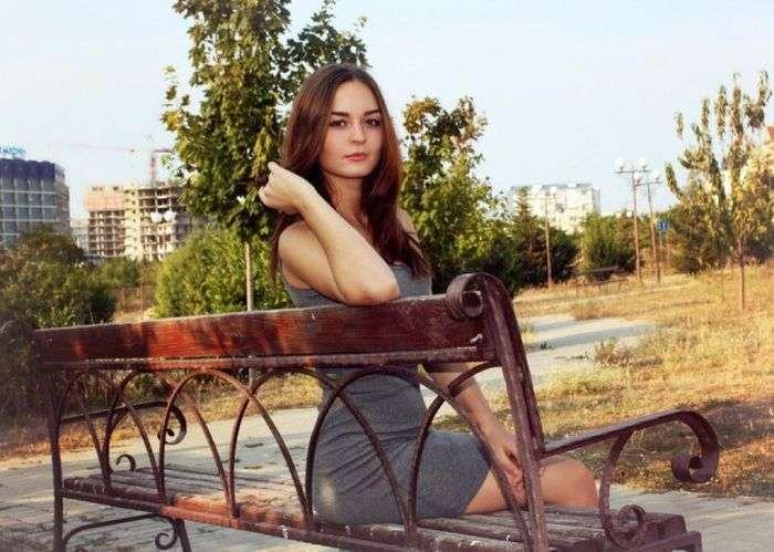 Девушка на скамейке
