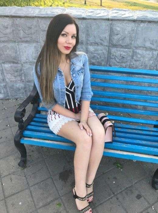 Девушка сидит на скамейке