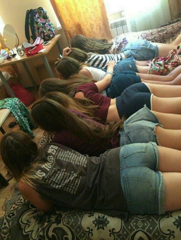 Девушки в шортах