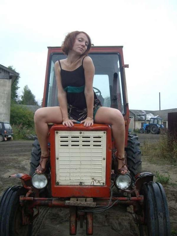 Девушка тракториста