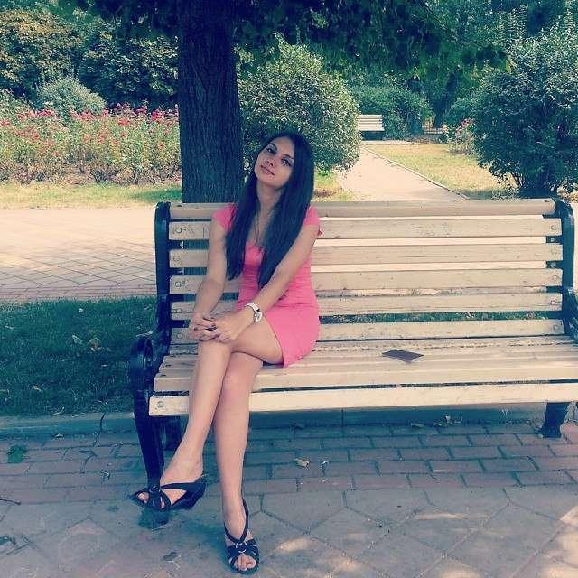 Девушка сидит на скамейке
