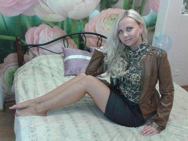 Сидит на постели
