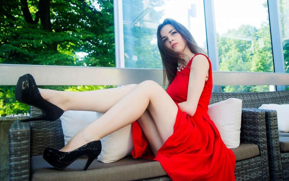 Девушка в красном платье