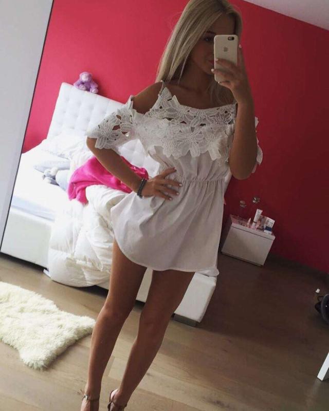Блондинка в белом