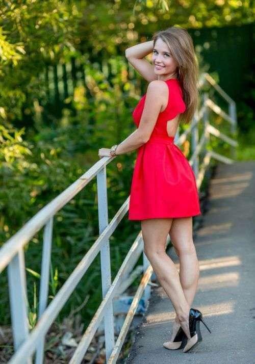 Девушка в красном