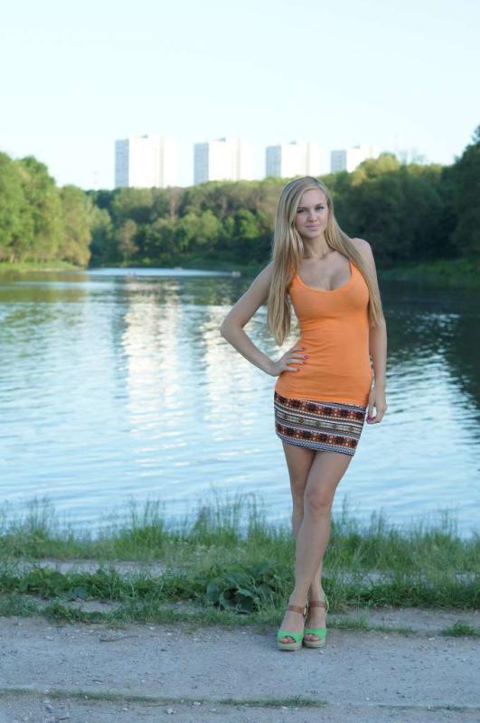 В коротком платье