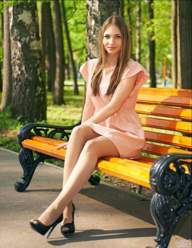 Девушка сидит на скамейке