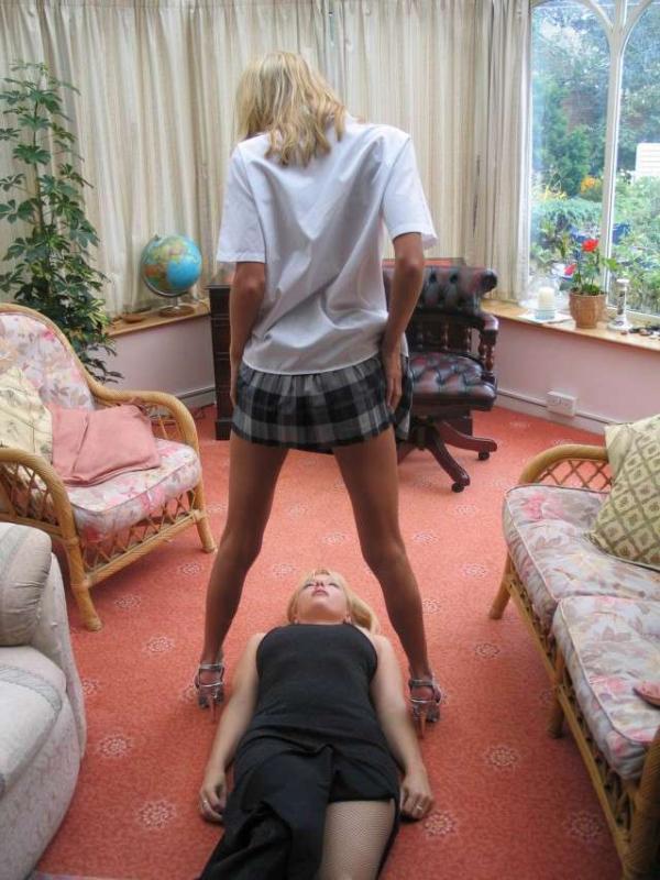 Что она там видит?
