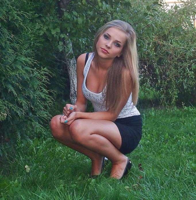 Присела в травке