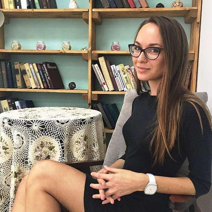 В очках