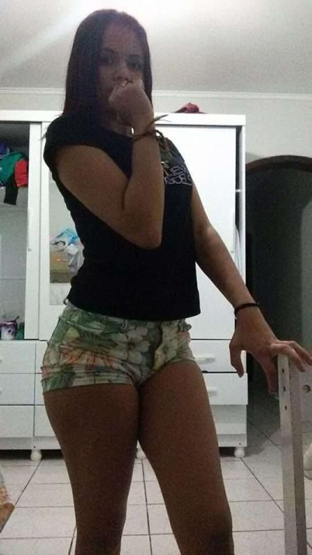 Vitória Santana y amiga