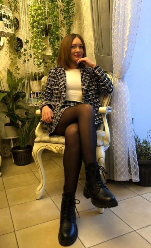 В черных колготках
